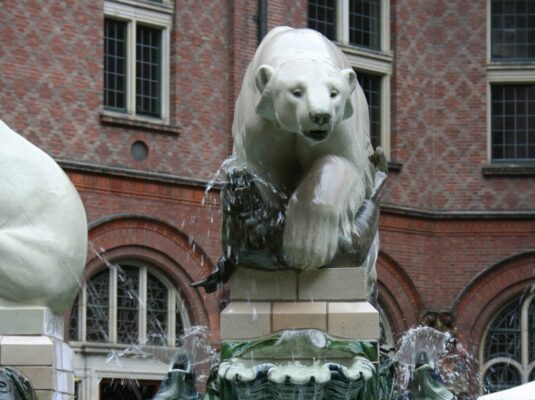 Denemarken, detail fontein vervaardigd van porselein met sculpturen van ijsberen en zeehonden